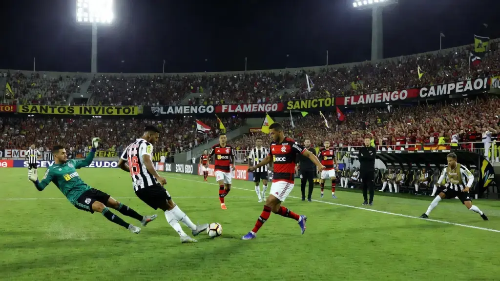 Santos recebe Flamengo na Vila Belmiro em duelo de embalos opostos